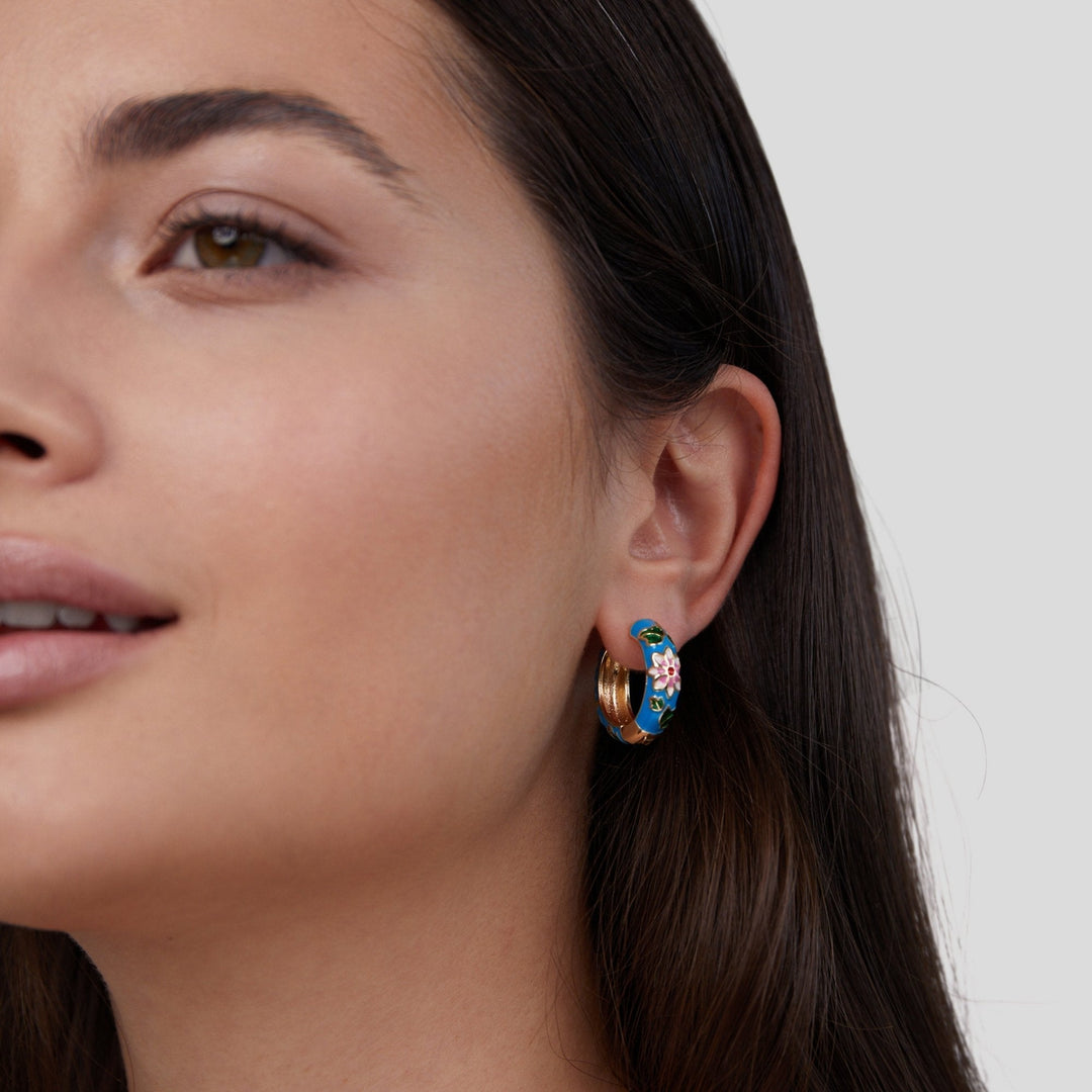 DELACROIX | BOUCLES D’OREILLES EN CERCLE DORÉ AVEC FLEUR